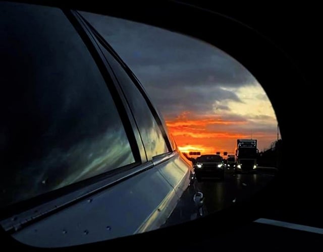 Spiegel met zonsondergang, de weg naar je rijbewijs